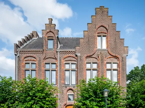 Monumentale pastorie net over de Belgische grens