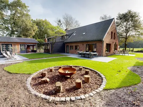 Luxe familiehuis met open haard en privékamers