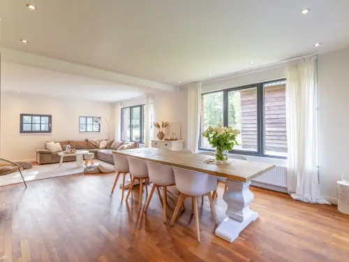 Luxe familiehuis met open haard en privékamers