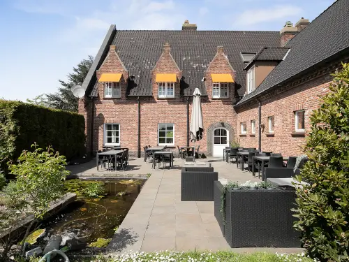 Groepshuis in België met weelderige tuin en terras